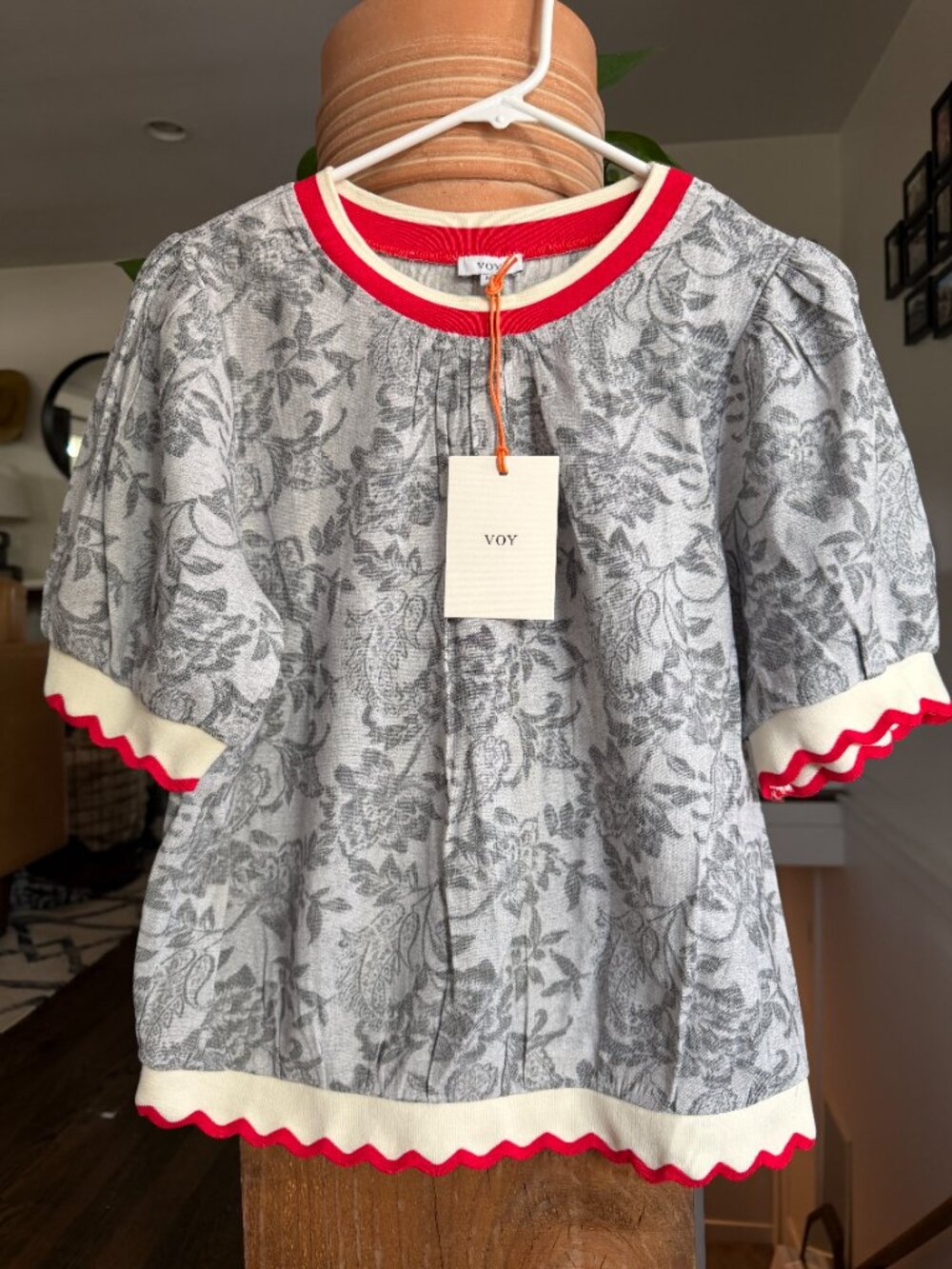 Floral Scallop Hem Contrast Top - Picture 2 of 6